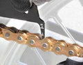 Once you have lightly attached the chain checker on the chain roller, lower the measuring nib. Extension rate will be shown on measuring nib where it touches the chain roller